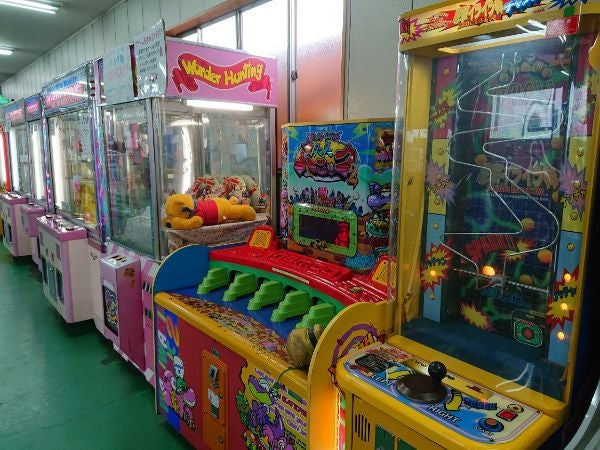 魔球」を投げるバッティングセンターのマシン（2024年8月 京都市