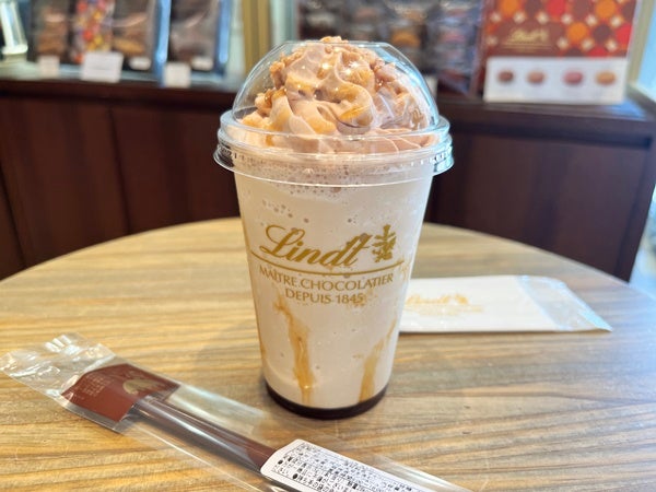 チョコレートのストローで飲むショコラドリンク リンツ ショコラ ブティック カフェ リビングメイト グルメ 私流 プチプラアイテムを楽しむ生活 リビングメイト リビングくらしナビ