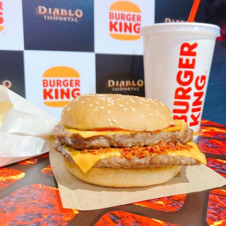 秋葉原 ディアブロの世界観が楽しめる部屋で コラボハンバーガーを バーガーキング リビング東京web