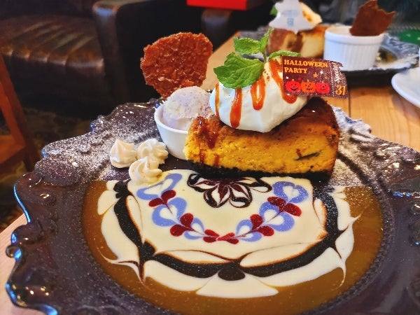 神戸元町 人気カフェ カフェデアゲンダ のチーズケーキ ハロウィンバージョン リビング兵庫web