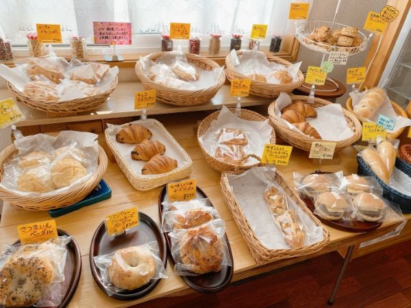 全粒粉入りクロワッサンが美味！ランチ利用もできる【パン工房青い虹