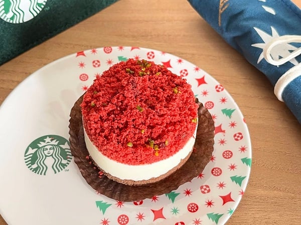 スタバ クリスマスカラーのケーキとコーヒーとプレート リビングメイト グルメ わんこ好きプチプラ好き主婦のアレコレ リビングメイト リビングくらしナビ