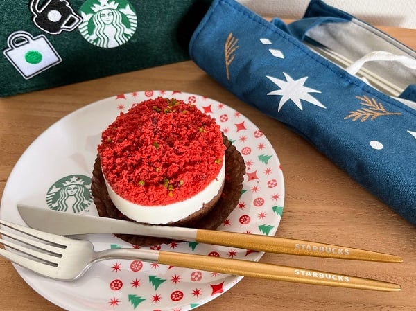 スタバ クリスマスカラーのケーキとコーヒーとプレート リビングメイト グルメ わんこ好きプチプラ好き主婦のアレコレ リビングメイト リビングくらしナビ