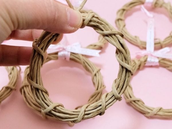季節の工作】100均紙ヒモで春色ミニリースを作ろう♪簡単！接着剤なし