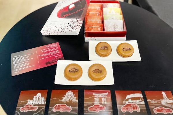 にしき堂×MAZDA】歴代マツダ車を焼き印した特製饅頭が誕生