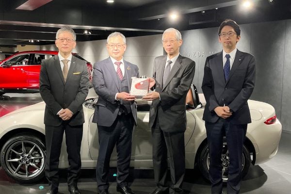 にしき堂×MAZDA】歴代マツダ車を焼き印した特製饅頭が誕生