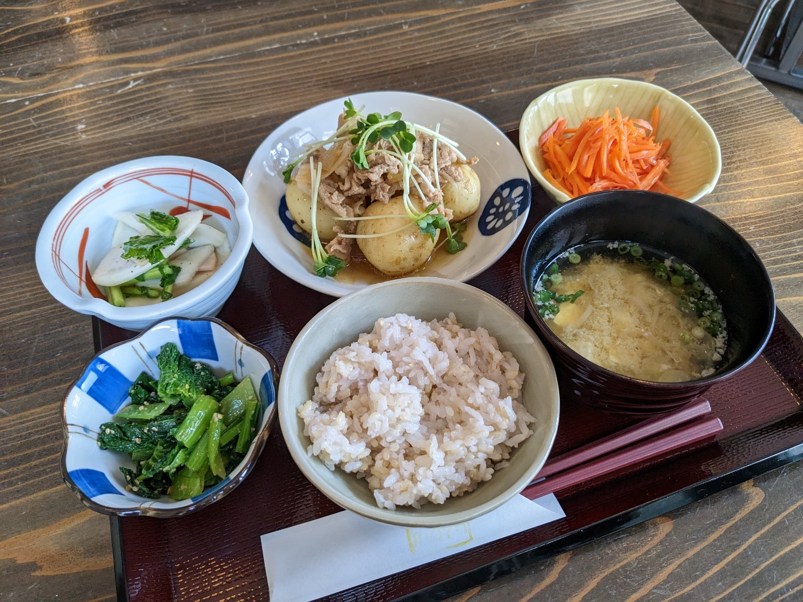 おすすめは小鉢セット♪たっぷり旬野菜で心も体も元気に！「ごはんMOTO