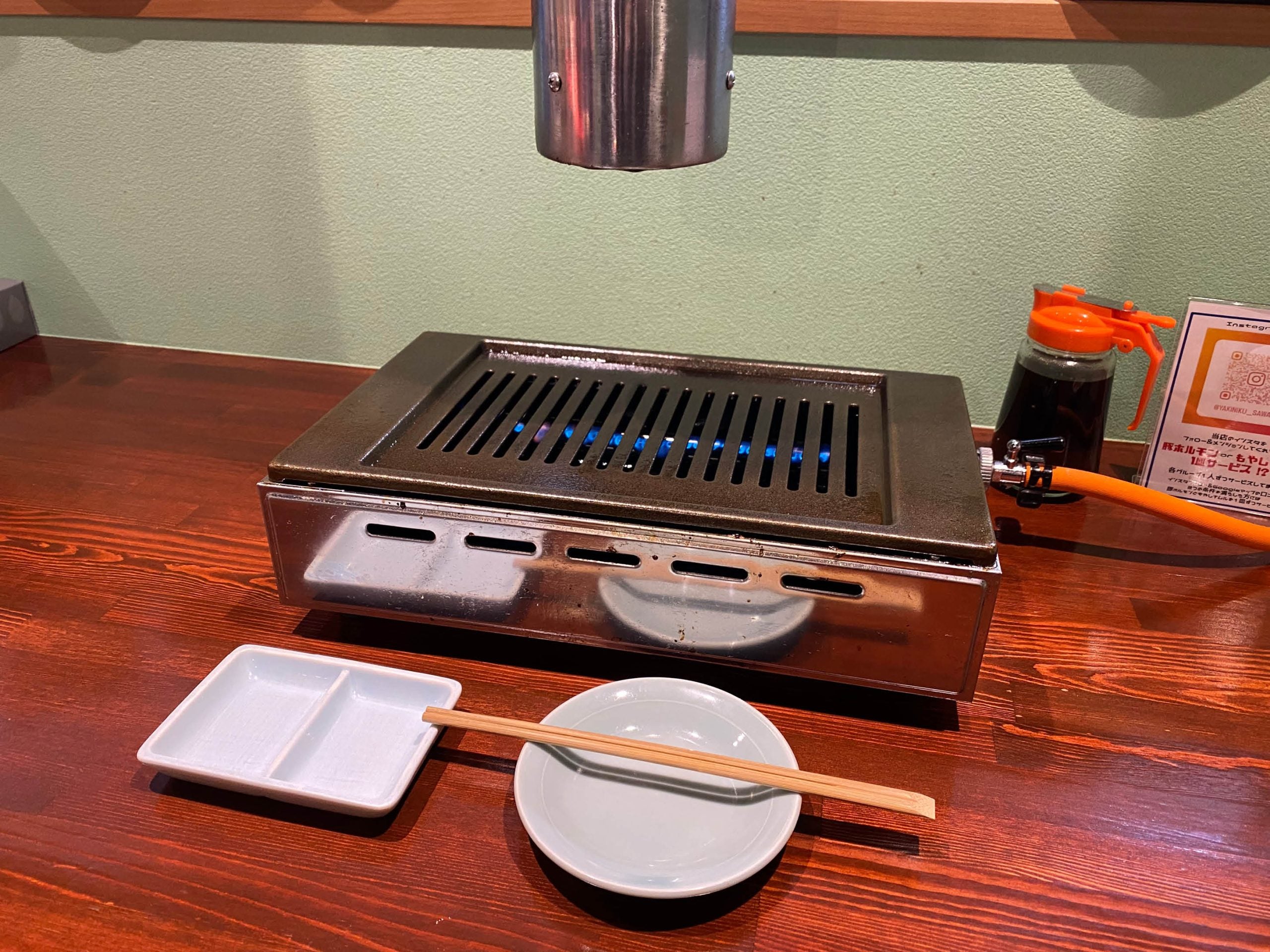 中野栄駅からすぐ！「焼肉ホルモンさわだ」名物・縦切り牛タン、そのお