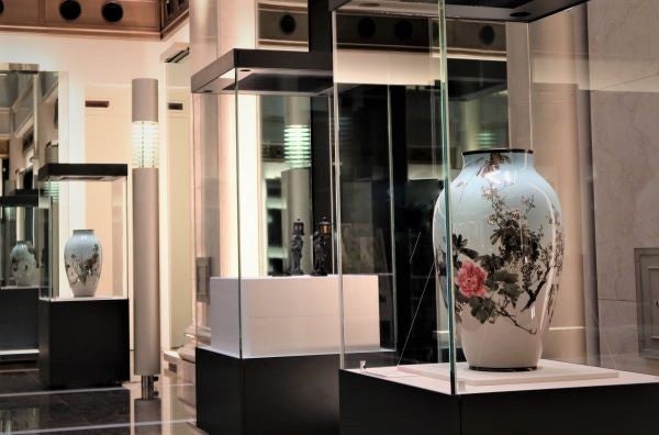 金銀蒔絵「燕子花」重箱明治期