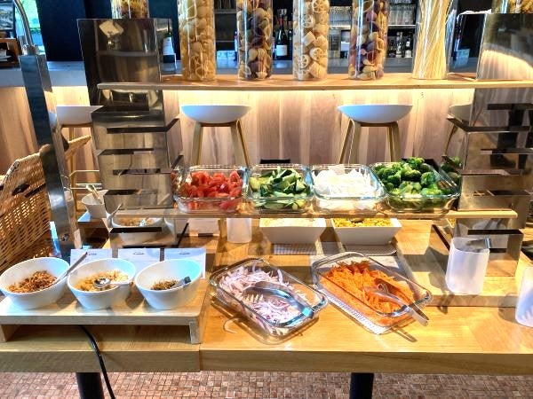 サラダ・ドリンクバー付きランチが1100円から！席数99席の