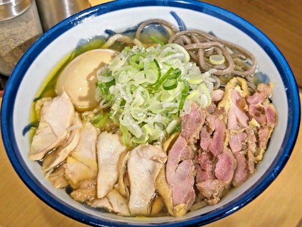 お値段以上！クセになる味【肉そば てノ字】勾当台公園駅近 | リビング