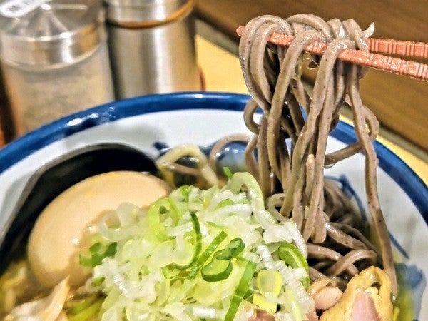 お値段以上！クセになる味【肉そば てノ字】勾当台公園駅近 | リビング