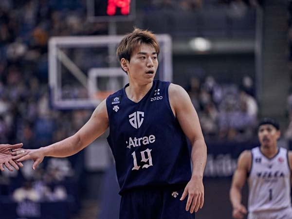 アルティーリ千葉岡田選手全選手サイン入りレプリカユニフォーム 岡田