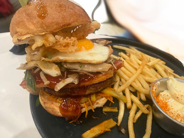 立川】迫力のハンバーガーでお月見気分！「J.S. BURGERS CAFE