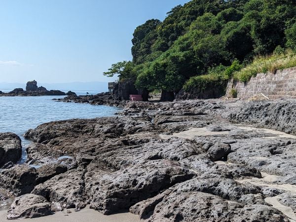 高須海水浴場の岩場