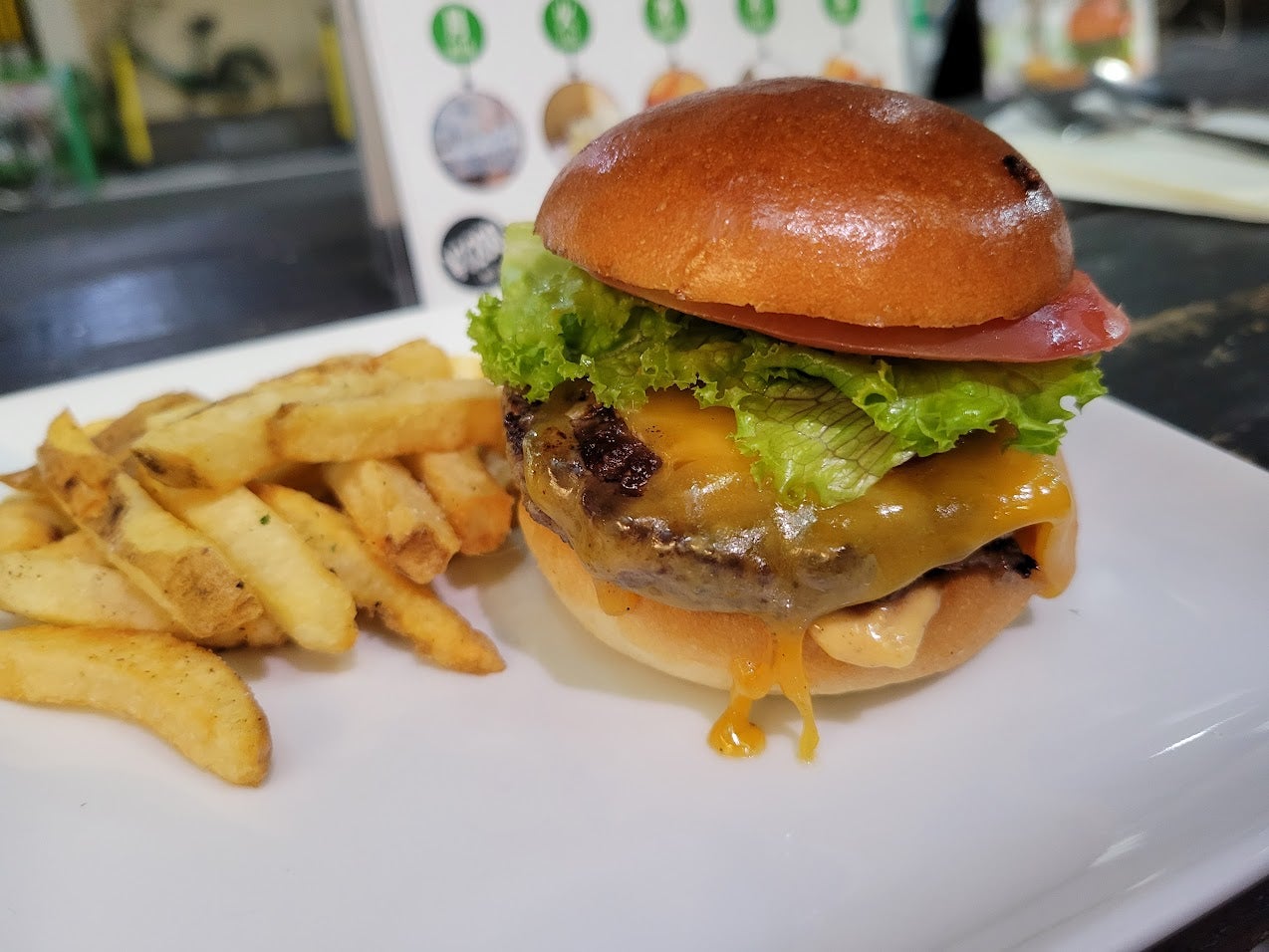 アメリカン・バーガー このハンバーガーは100%人間の死肉! 独創性200% 川越でアメリカンバーガーを堪能「ZTTN burger(ゼットンバーガー
