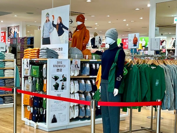 Mùa đông năm nay, bộ sưu tập áo quần của Uniqlo kết hợp với thương hiệu ANYA HINDMARCH của Anh đã gây chú ý khi cháy hàng chỉ trong một ngày bán sản phẩm.