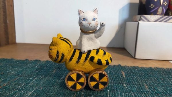 谷中】不思議な猫たちが着飾り、歌い、踊る 櫻井魔己子個展『お祭りの