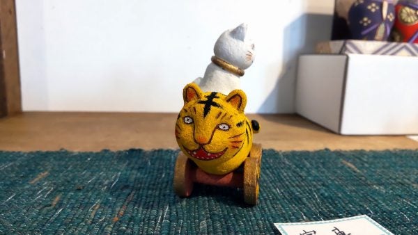 谷中】不思議な猫たちが着飾り、歌い、踊る 櫻井魔己子個展『お祭りの