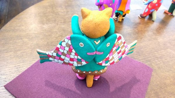 谷中】不思議な猫たちが着飾り、歌い、踊る 櫻井魔己子個展『お祭りの