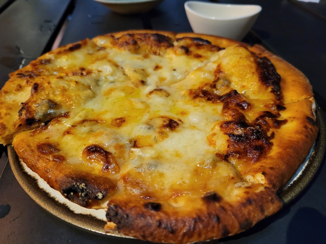 【北浜】色々なチーズと上白味噌と蜂蜜の和風ピザ！発酵料理とお酒が揃ってます！「パーキング北浜醗酵所」｜居酒屋 リビング大阪