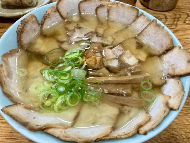 Wチャーシュー麺に大満足！チャーシューおにぎりも美味しい「蔵王の