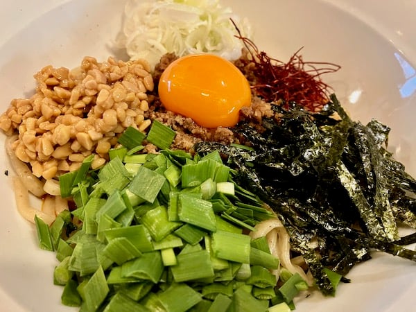 六本松】昼限定！古アパートの仕込み用キッチンが、まぜそばの名店に