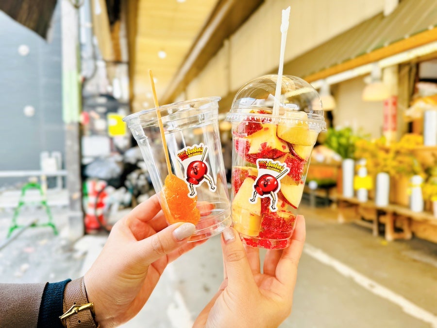 旦過市場】0.8mm絶妙な薄さのコーティングが絶品のりんご飴