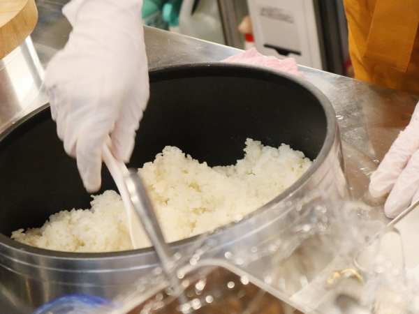 大宮】羽釜で炊く具沢山おにぎり「羽釜炊きおにぎり 満米」イートイン