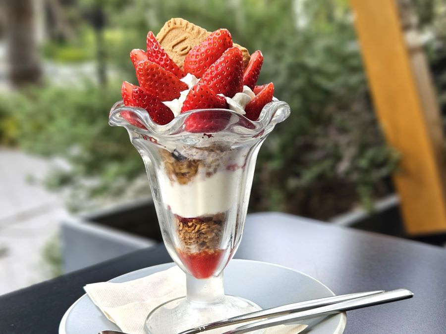 豊洲】15時から2時間だけの苺パフェ！「ロイヤルガーデンカフェ