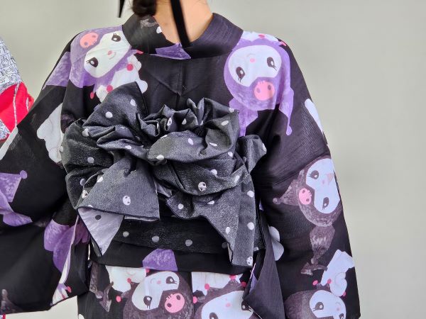 新品 ふりふ × サンリオキャラクターズ　クロミ　浴衣　帯セット L コラボ 残りわずか】キッズ浴衣＋へこ帯「 クロミ 」(100cm ブラック