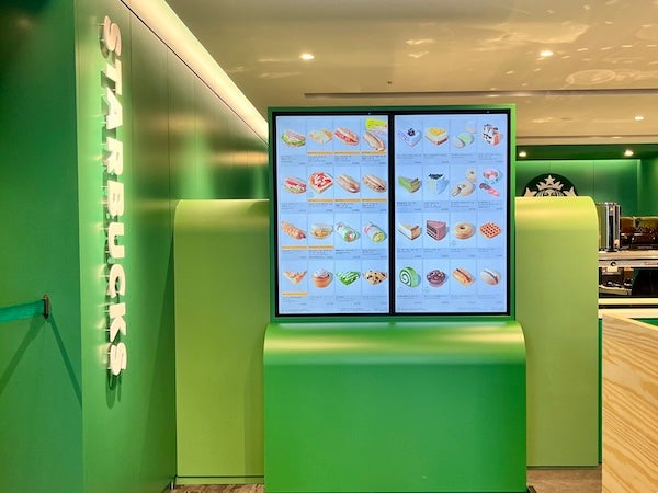 グリーンリボンが波打つような客席！渋谷ツタヤのスターバックスが