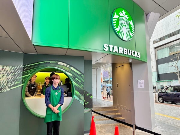 Starbucks 看板 緑色 グリーンリボンが波打つような客席！渋谷ツタヤのスターバックスが