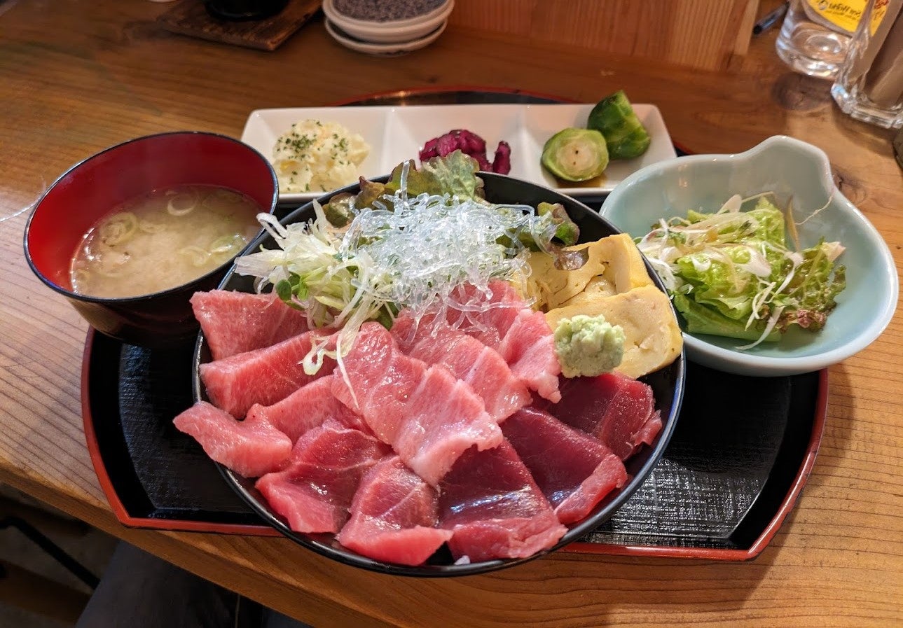 天満橋】コスパ最強！天然本マグロかまとろ丼に8種の刺身定食！「お酒と釣具 そよ風 紬家」｜居酒屋 | リビング大阪Web