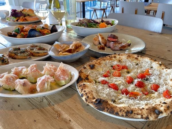 大阪・堺】リゾート感いっぱいのレストラン「AOI NAPOLI UMISOBA（青い