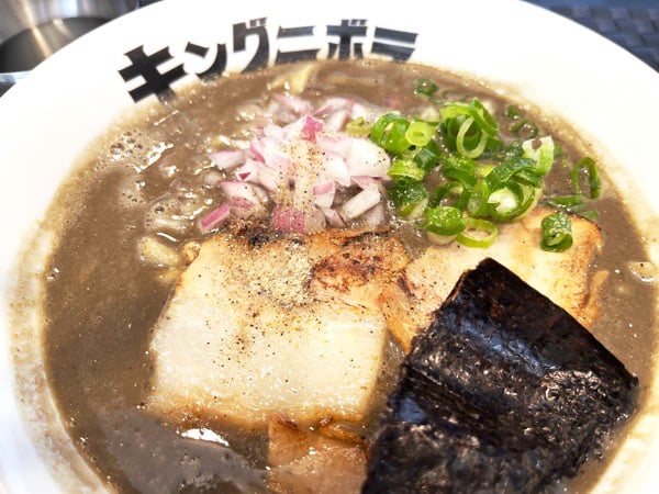 三宮】特撮ファン必見！秘密基地!? 「煮干しラーメン キングニボラ」に