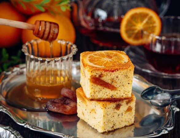 h.NAOTOFrill スイーツ柄 国立】ナッツとドライフルーツたっぷり！宝石みたいな熟成ケーキ「国立