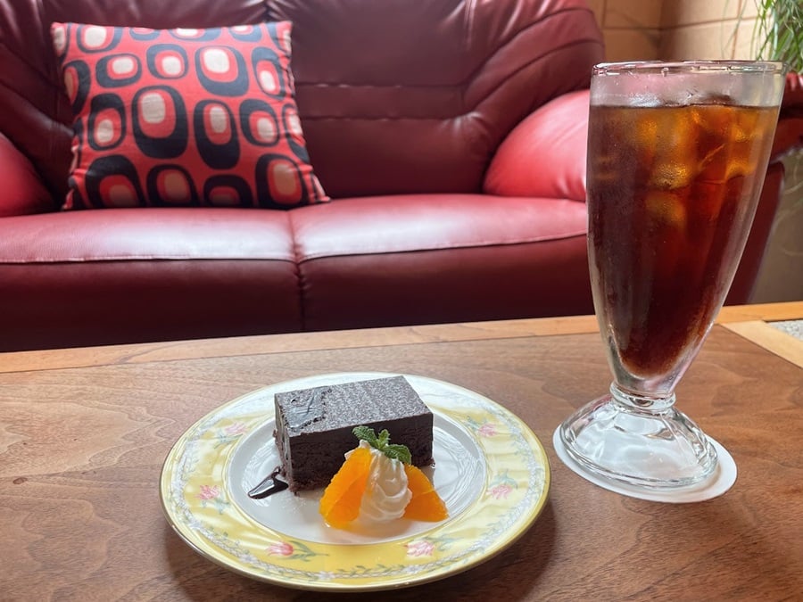 昭和レトロなカフェ「ブルース」懐かしのジュークボックスの音楽とお酒