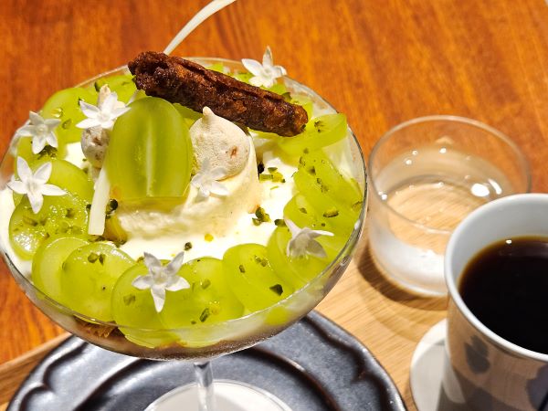Saku パピヨンとカフェの写真 芝公園】季節限定のシャインマスカット「夜パフェ」！@ビヨンド ザ