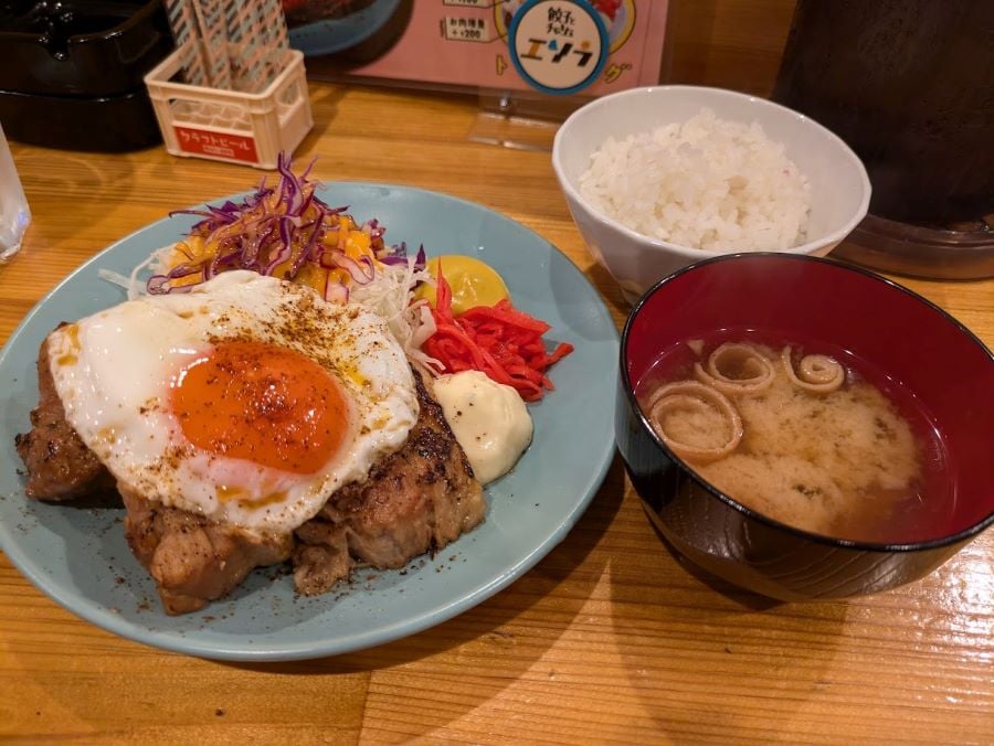 堺筋本町】絶景！目玉焼きと分厚いチャーシューの定食「餃子と
