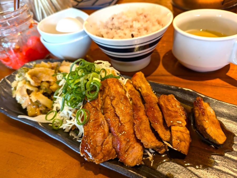 北浜】ガッツリお肉にご飯・サラダ・汁物・生たまご・明太子食べ放題