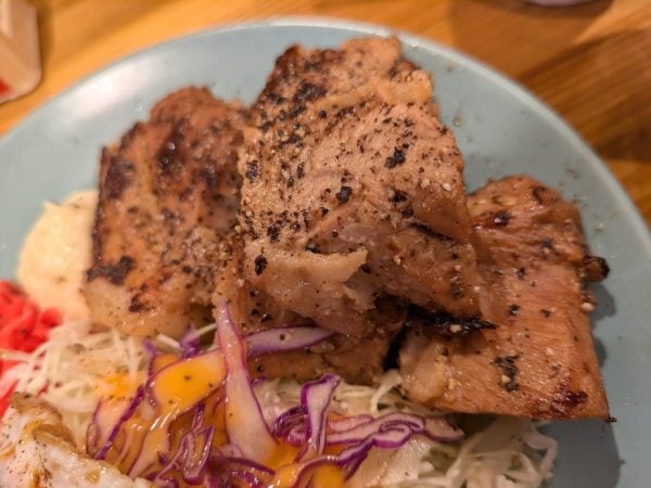 堺筋本町】絶景！目玉焼きと分厚いチャーシューの定食「餃子と