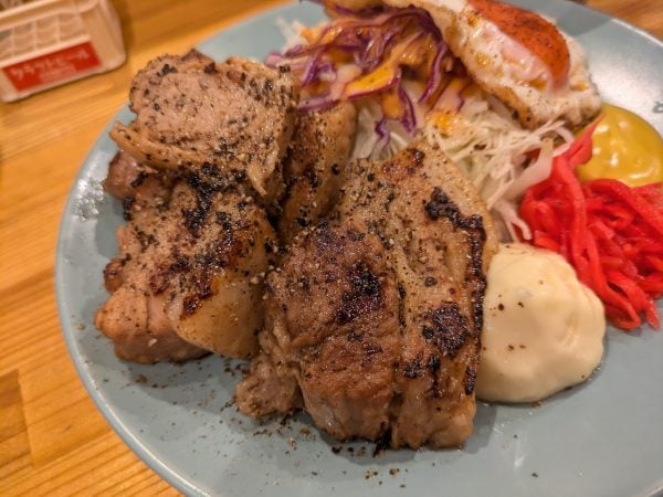 堺筋本町】絶景！目玉焼きと分厚いチャーシューの定食「餃子と