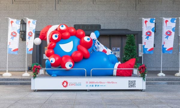 大阪・関西万博】期間限定！ ミャクミャクサンタが市役所前に登場