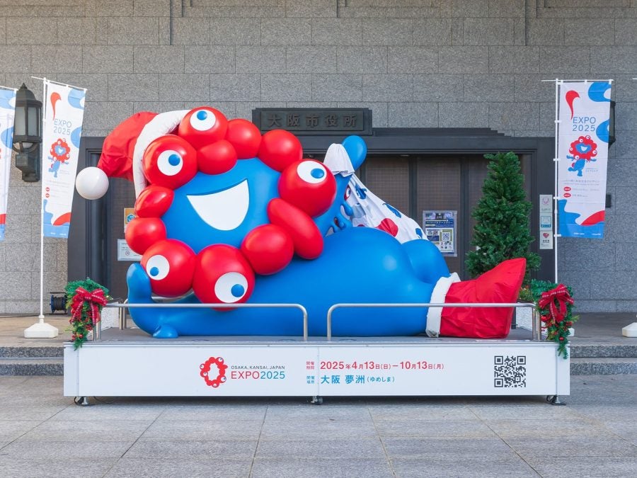 大阪・関西万博】期間限定！ ミャクミャクサンタが市役所前に登場
