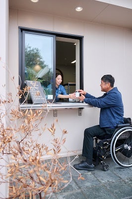 車いすテニスの齋田選手が、ラグビー校内のオシャレカフェ「オーシャン