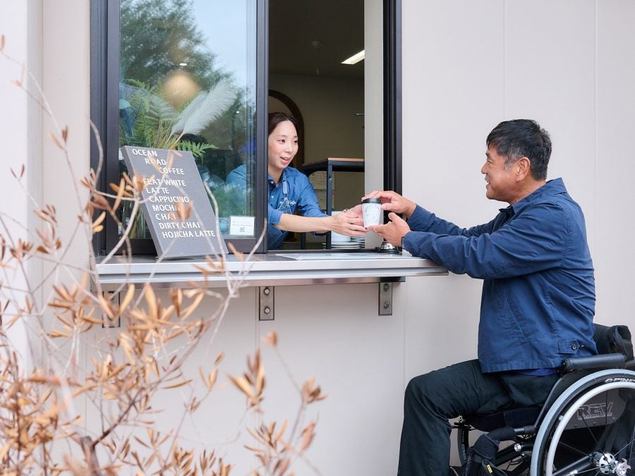 車いすテニスの齋田選手が、ラグビー校内のオシャレカフェ「オーシャン