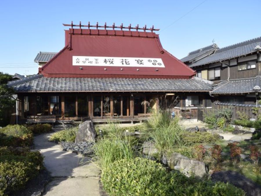 100年前の養蚕ストーブ　古民家カフェ　ジャンクガーデン　ブロカント物 三木市】看板メニューのチキン南蛮と日本庭園が楽しめる♪「古民家食堂