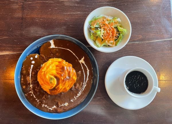 ドレスオムライスでご褒美ランチ！赤ワインデミ最高「カフェ