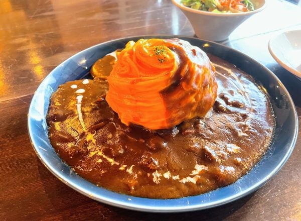 ドレスオムライスでご褒美ランチ！赤ワインデミ最高「カフェ